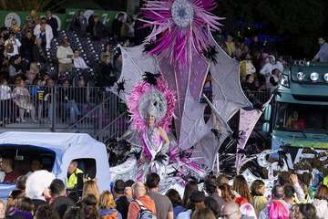  Telde disfruta con el pasacalle de los protagonistas del Carnaval de 'Studio 54'/Lpacarnaval.